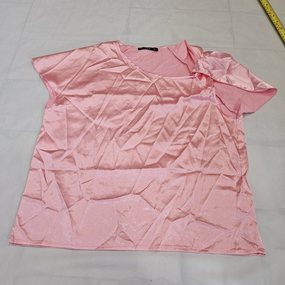 UUE Light Pink Short Sleeve V-Neck Top. Sz M